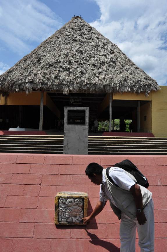 Nosso guia nos ensina a ler o hieroglifo de Tikal, na Guatemala